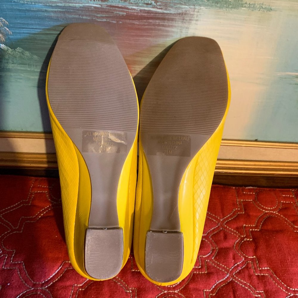 Classique Yellow heels Women's 7.5 - Picture 7 of 9